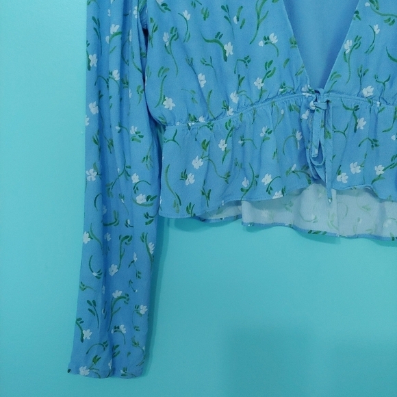 Aritzia Sunday Best Cropped Tie Front Top, Size Small - Picture 4 of 14